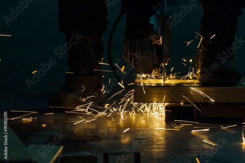 sharpening and cutting by abrasive disk machine