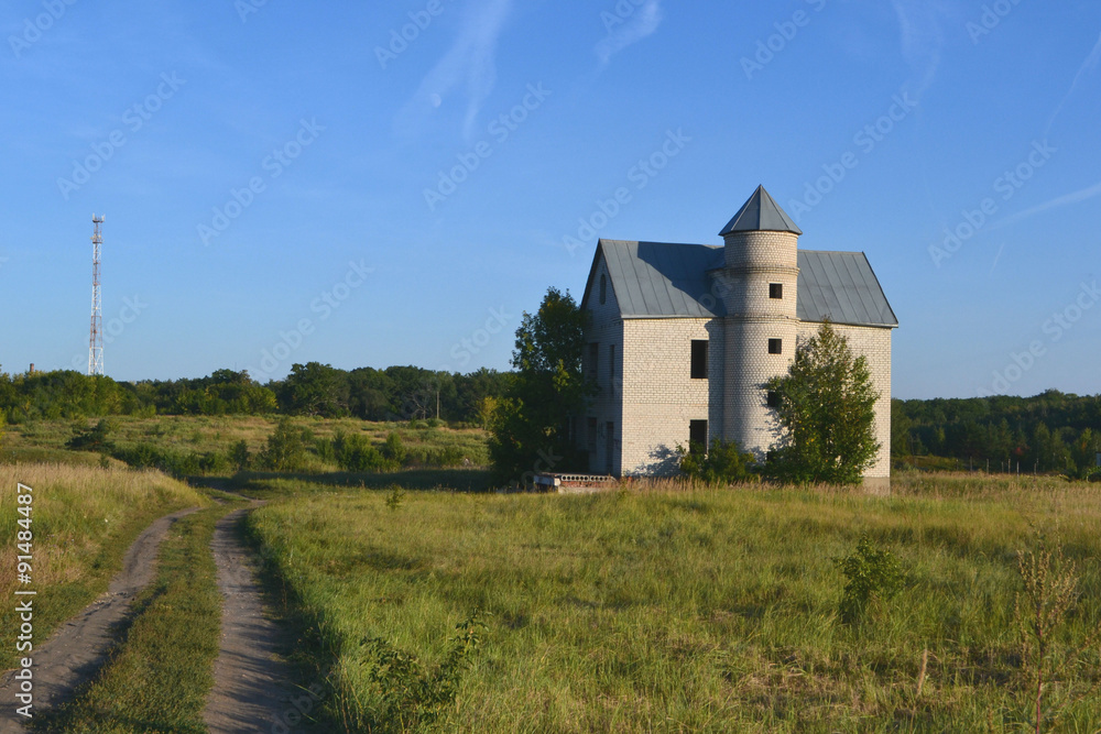 Fototapeta premium пейзаж одиноко стоящий недостроенный дом
