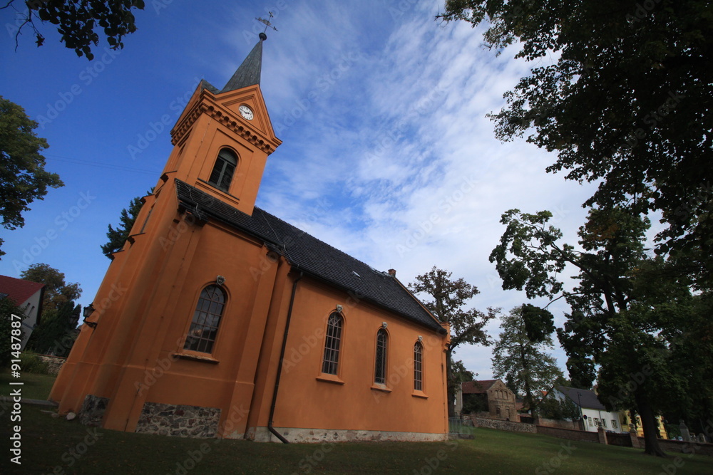 Fototapeta premium Rangsdorfer Dorfanger mit Kirche (kreis Teltow-Fläming)