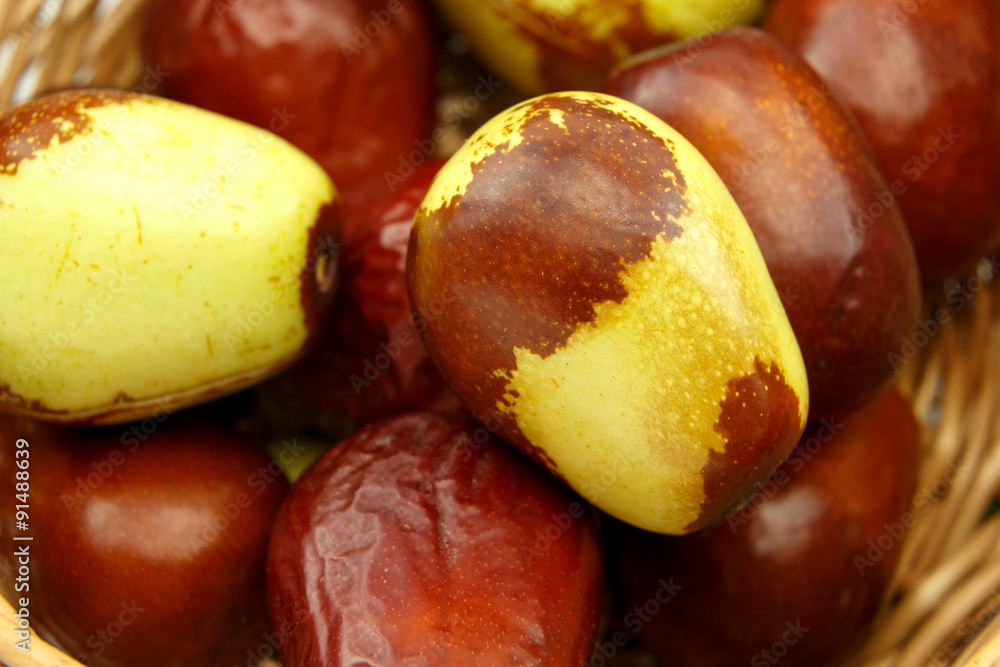 Obraz premium Jujube fruits in wicker basket closeup