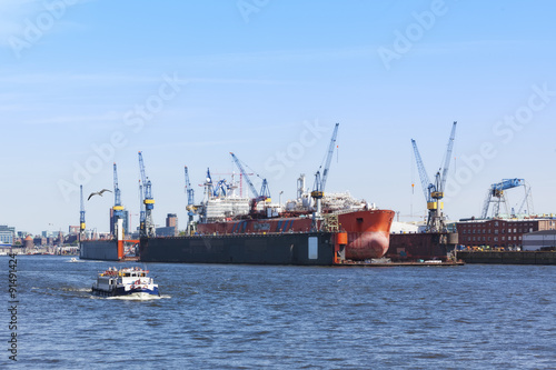 Werft im Hamburger Hafen