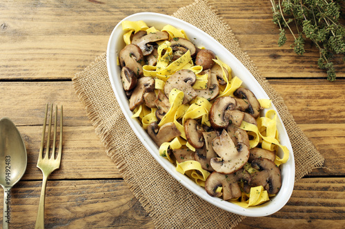 slow food pasta italiana fatta in casa con funghi sfondo rustico 