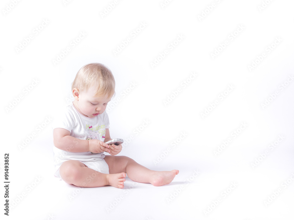 Bimba scrive un messaggio sullo smartphone Bimba scrive un messaggio sullo smartphone