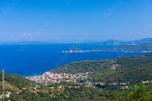 Panorama dell'isola d'Elba, mare, cielo e costa