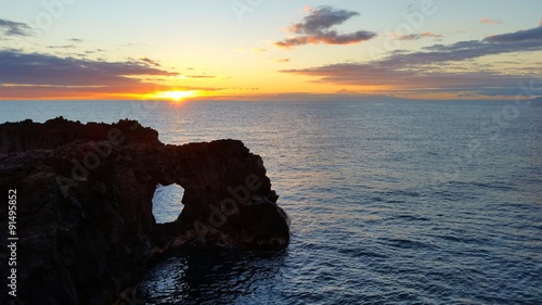 Arco volcánico al amanecer