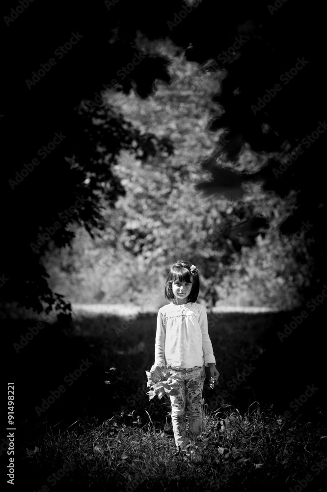 Obraz premium girl with leaves in hand in the woods