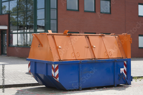 Industrial garbage bin