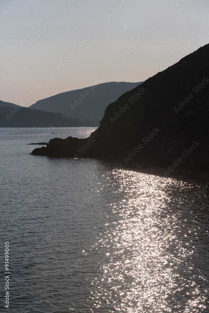 Promontori sul mare in controluce