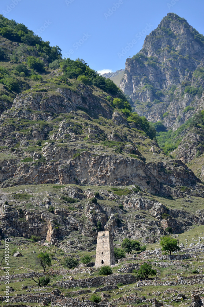 Древняя сторожевая башня в горах