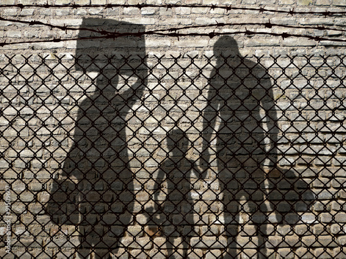 Valokuvatapetti Refugees behind a fence