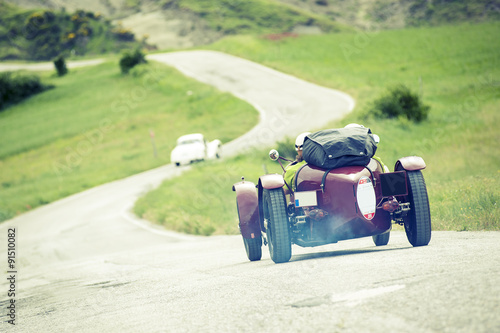 Auto d'epoca lungo una strada secondaria photo