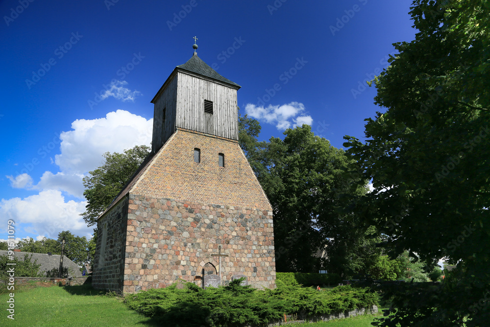 Fototapeta premium Dorfkirche in Brandenburg