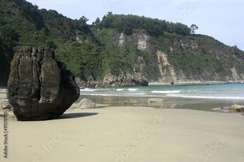 Rocas en La Playa del "El Aguilar". Asturias