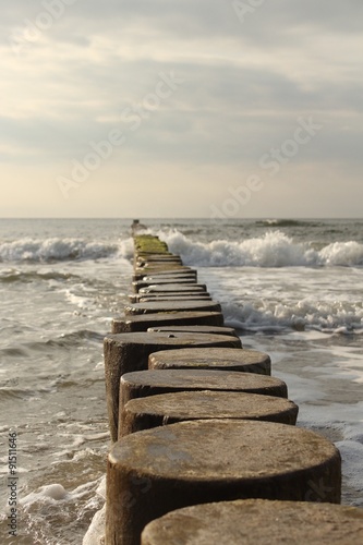 Holzpf  hle an der Ostsee