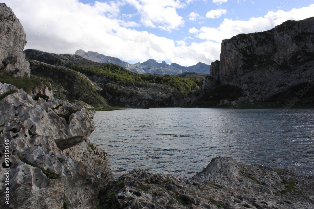 Lago Ercinal. Vista de montañas en la subida de Lagos de Covadonga. Asturias