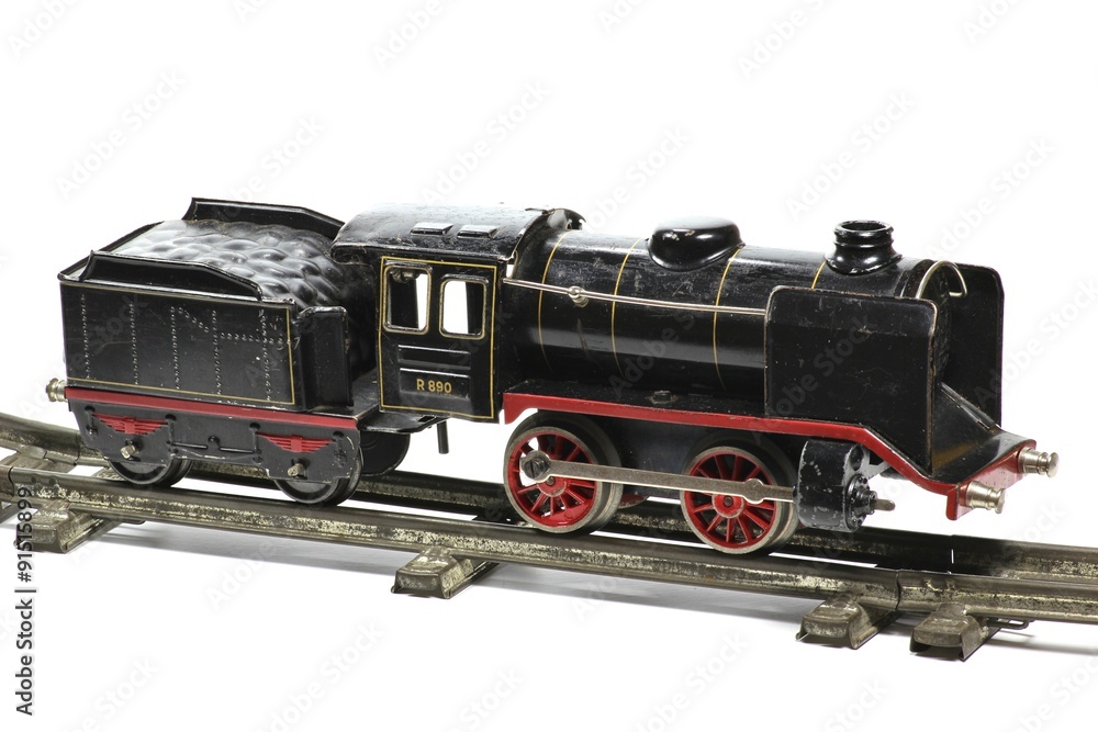 Obraz premium alte Modelleisenbahn der Spur 0 mit Uhrwerkantrieb isoliert auf weißem Hintergrund