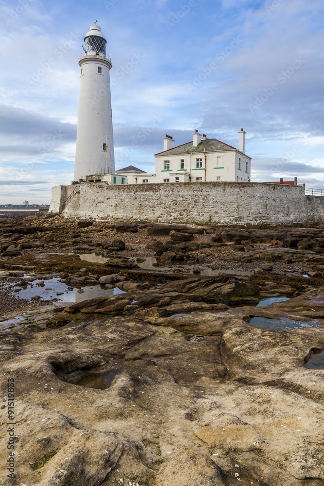 Fototapeta premium St Marys Lighthouse, Whitley Bay, North Tyneside, England, UK. In the early morning at low tide.