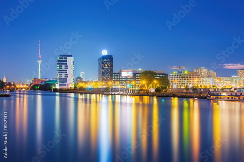 Berlin Skyline zur blauen Stunde