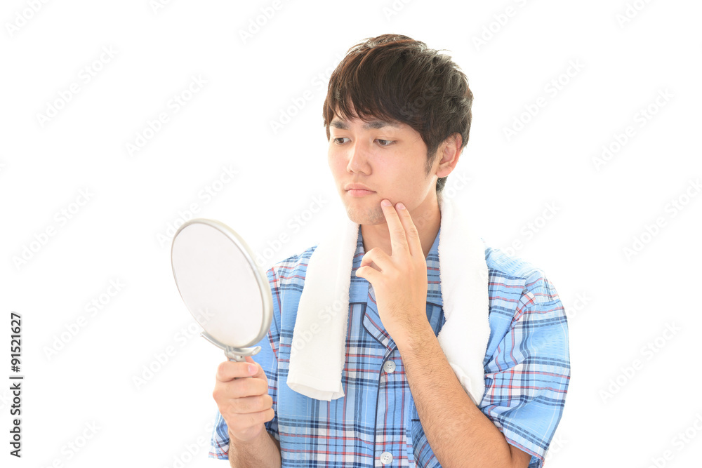 手鏡を持つ男性 手鏡を持つ男性