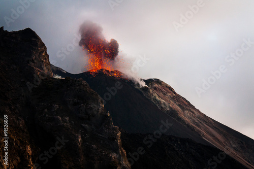 Beeindruckende Eruption auf dem Stromboli (Italien) photo