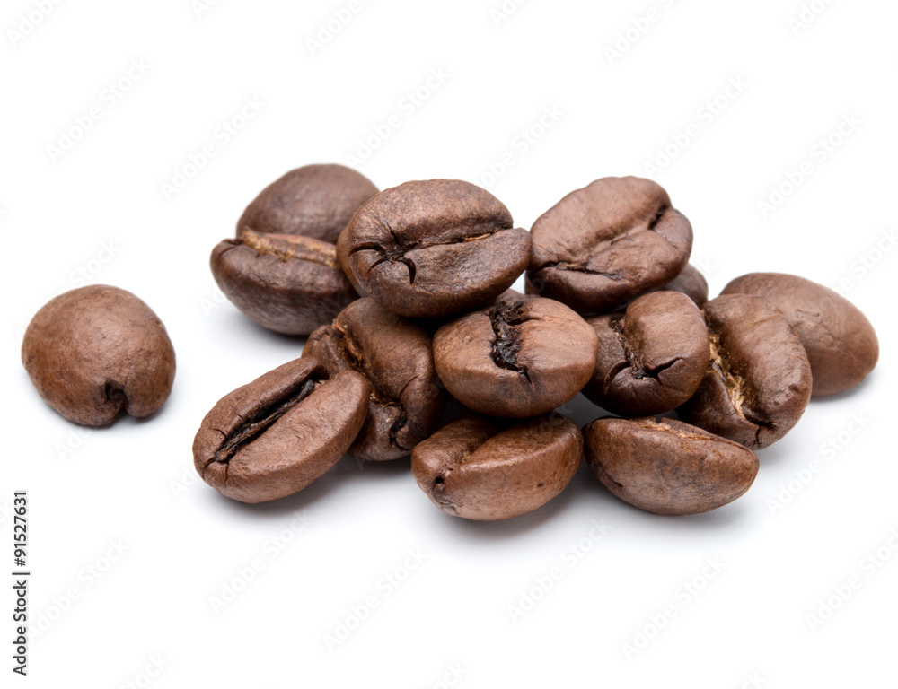 Naklejka premium palonych ziaren kawy na białym tle w białe tło wyłącznik