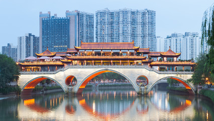 Wandcirkels China Anshun brug in Chengdu bij schemering  © LP2Studio