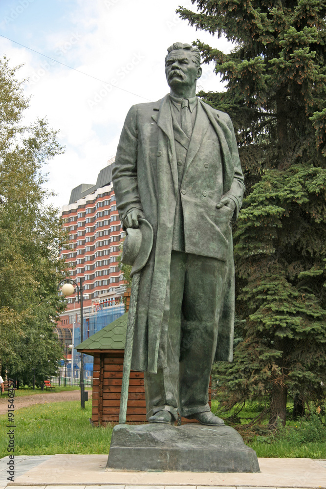 Naklejka premium MOSCOW, RUSSIA - AUGUST 02, 2008: Old sculptures of Maxim Gorky in Muzeon Art Park (Fallen Monument Park) in Moscow