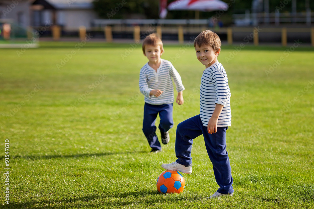 My brother plays football. Мальчишки играют в футбол. Два мальчика играют в футбол. Картинка 2 мальчика играют в футбол. Мальчишки играют весной в футбол.