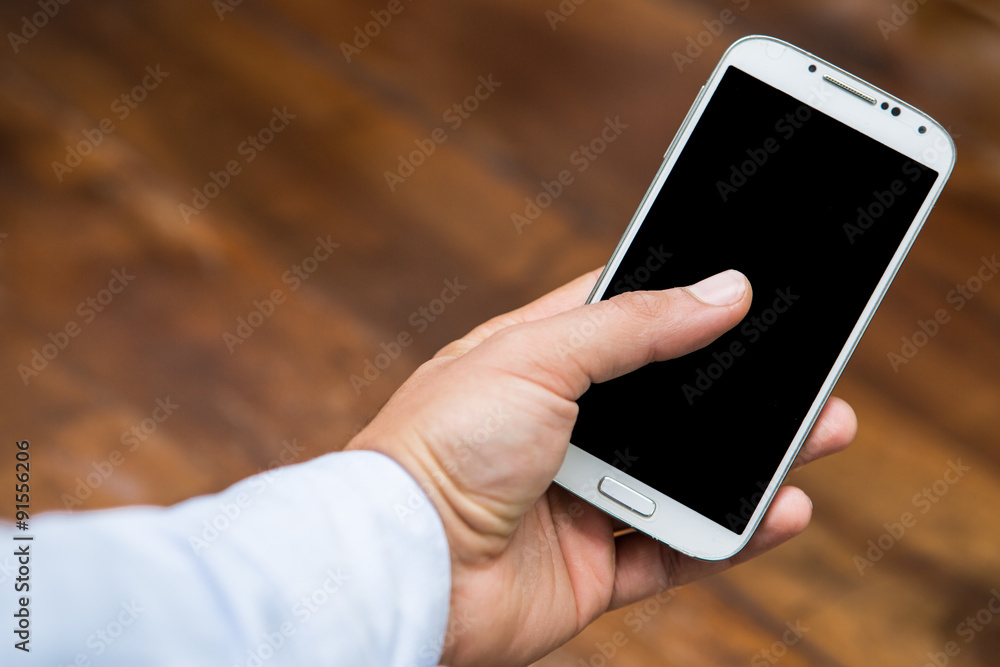dito della mano di uomo sullo schermo di uno smartphone