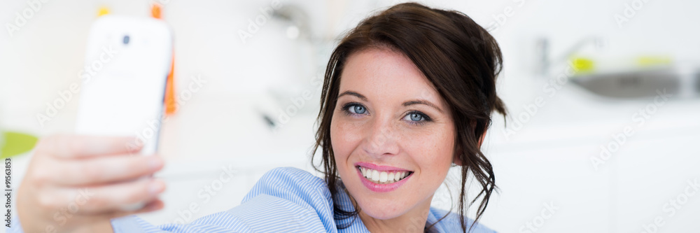 Attraktive Frau macht Foto mit smartphone