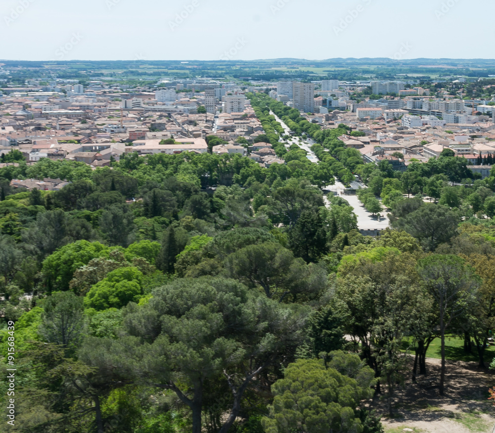 Nîmes vue du haut des jardins de la fontaine