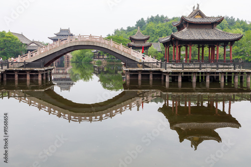 Aufnahmen von Nachbauten historischer Gebäude in China