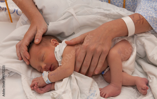 Säugling in den Händen seiner Mutter