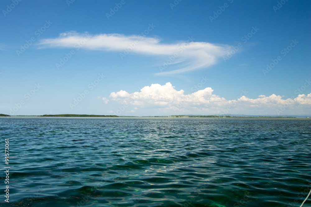 Obraz premium 넓고 푸른 바다, 대양속으로.....