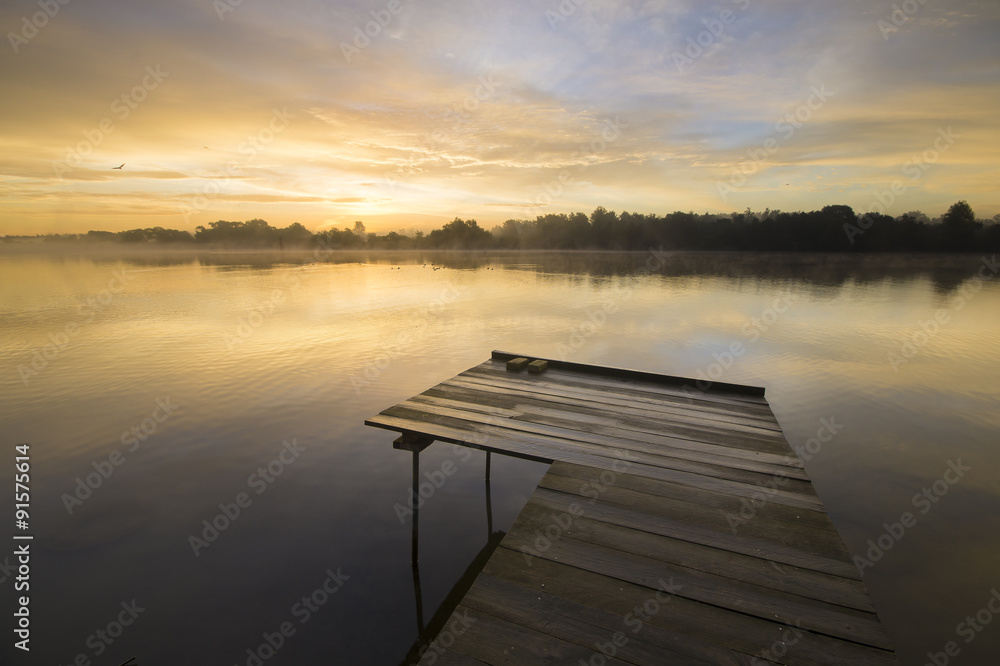 Fototapeta premium Pomost wędkarski nad rzeką o świcie