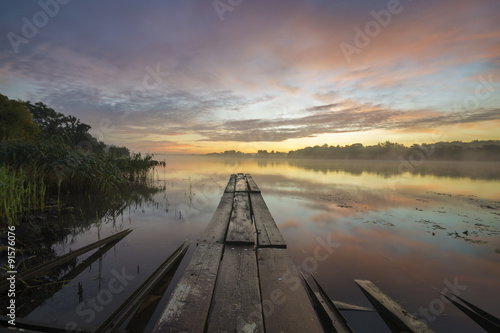 Pomost wędkarski nad rzeką o świcie © Mike Mareen