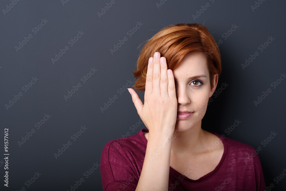 frau hält sich eine hand vor das auge frau hält sich eine hand vor das auge
