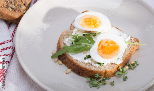 sandwich with eggs