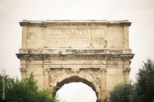 Fototapeta Arco de Tito,  ruinas del foro romano, Roma, Italia