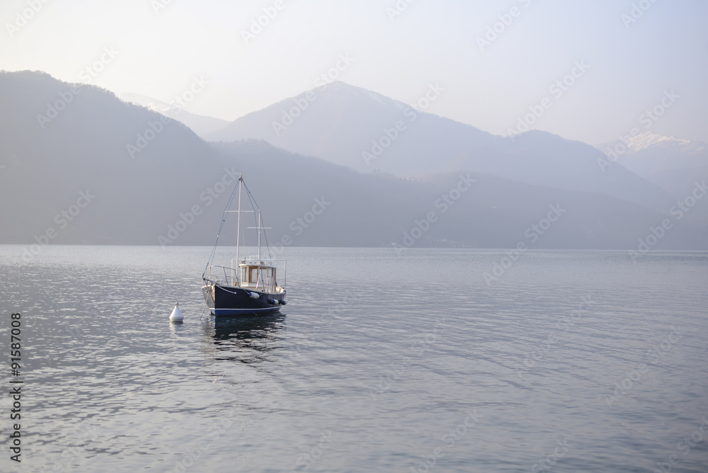 Panorama lago con barca