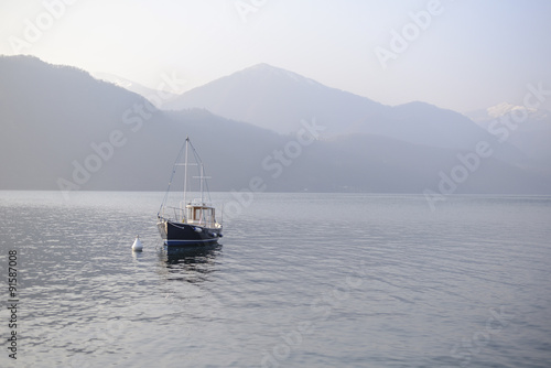 Tableau sur toile Panorama lago con barca