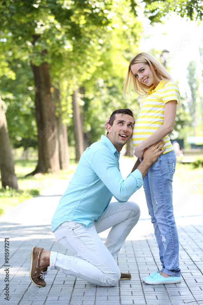 Obraz premium Young pregnant woman with husband outdoors