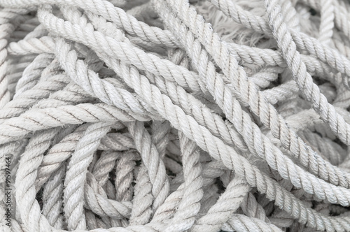 Langes ungeordnetes Seil, Symbol für Herausforderung, Geduldsprobe, Lösungssuche, Aufgabenstellung, Wirrwarr