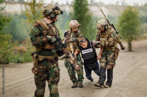 Quadro em tela military rangers detained a photojournalist