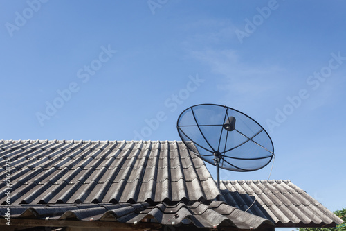 Obraz na płótnie Satellite dish on the roof w salonie