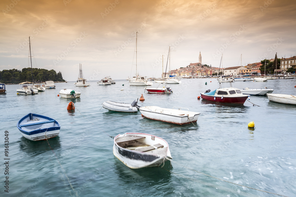 Fototapeta premium Turquoise sea and historic buildings of Rovinj, Croatia