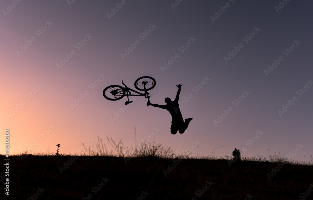 bisikletle beraber atlayan adam silüeti & bisikletçi
