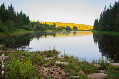 пейзаж берег горной реки Усьва на Урале photo