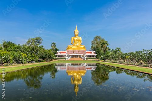 golden buddha statue © prajit48