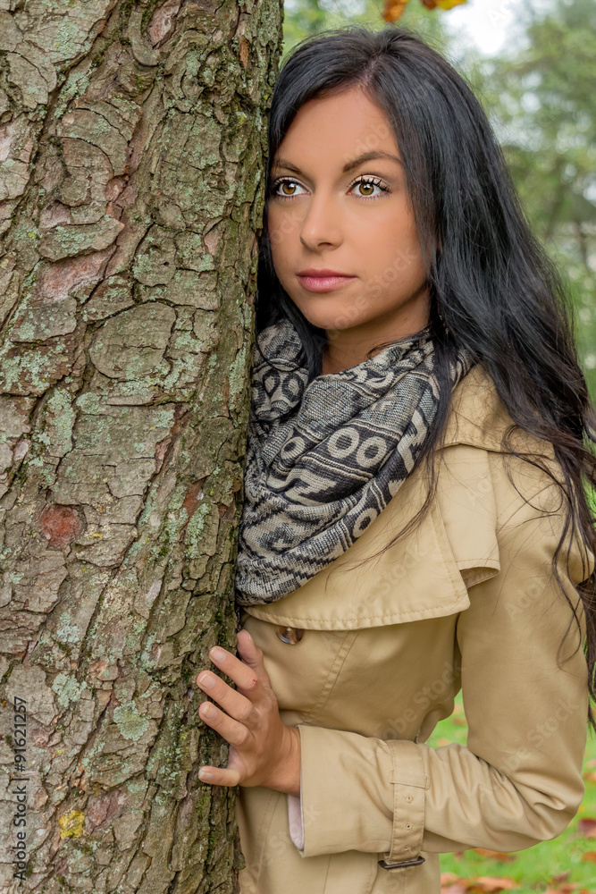 Fototapeta premium Junge Frau mit Baum
